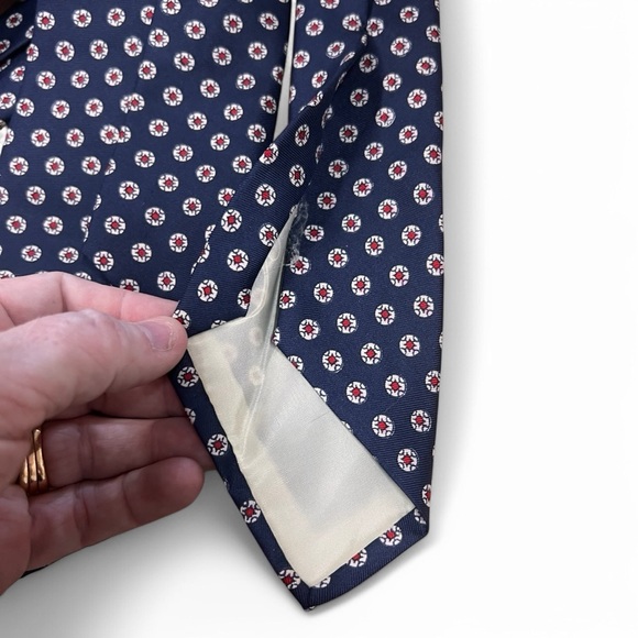 Vintage 1980s Brooks Brothers all silk tie in navy blue with white & red pattern - Picture 4 of 5